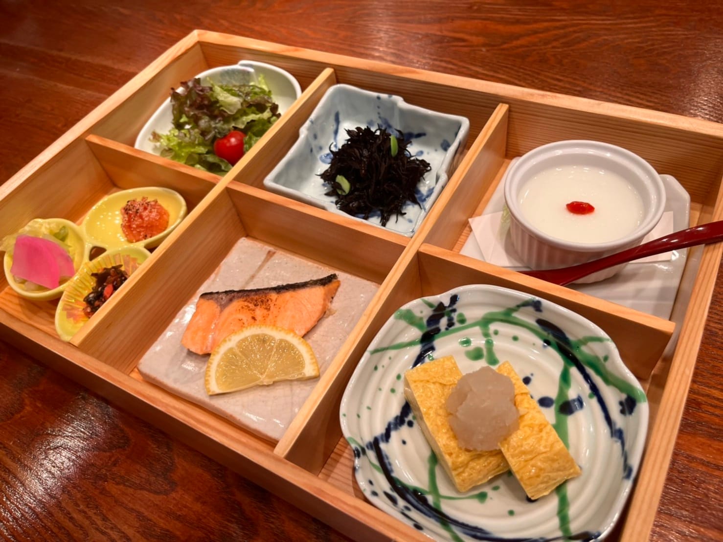松花堂和朝食(ご飯・お味噌汁・納豆・のり・ふりかけ・ほうじ茶はセルフ サービス)